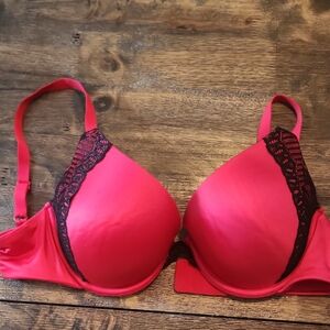 Maidenform Natural Boost bra, red/black lace, molded underwire, 36C EUC